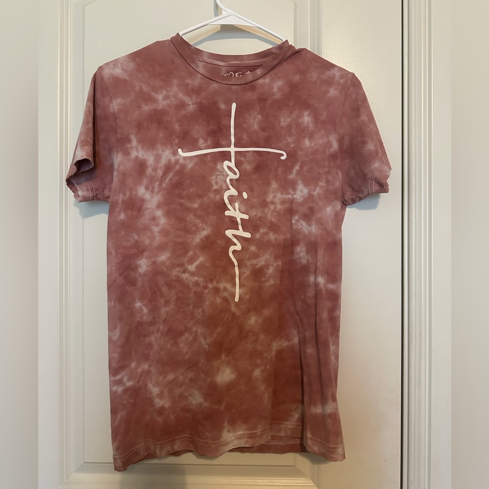 Christian Faith tee, tie dye wash, Love in Faith sz. S